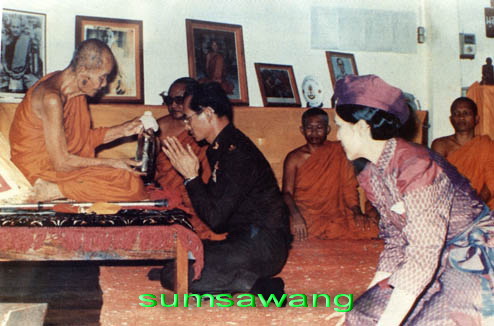 เหรียญอาสาสู้ศึก หลวงปู่ดุลย์ วัดบูรพาราม สุรินทร์ ปี ๒๕๒๕ 1