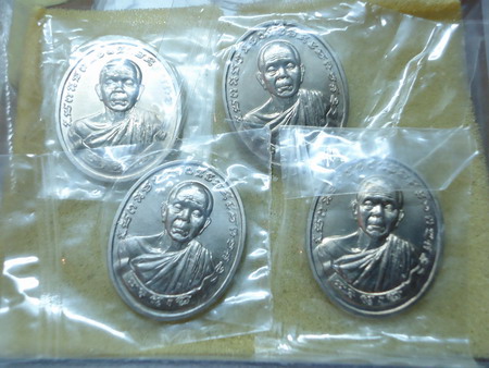 เหรียญทวีคูณ เนื้ออัลปาก้า 4 เหรียญ ครับ