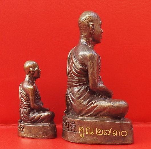 หลวงพ่อคูณ รุ่นคูณ ๑,๐๐๐ ล้าน บรรจุในกล่อง 2 องค์(ยิงโค๊ดเลเซ่อร์)พร้อมกล่องกำมะหยี่ ราคาเบาๆครับ