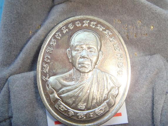 เหรียญหลวงพ่อคูณรุ่นทวีคูณออกวัดบ้านไร่ปี2537เนื้อเงินหมายเลข2670สภาพสวยกริ๊ปมาพร้อมถุงใส่เดิมๆ