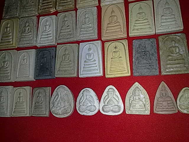 พระเหมา 33 องค์ตามรูปครับ  เคาะเดียวแดงครับ