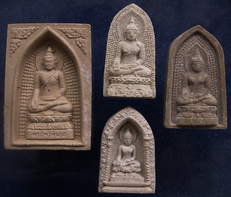 กล่องชุดเนื้อผง พระไหรีพินาศสมเด็จญาณฯ วัดบวรฯ 4 องค์ พ.ศ. 2530-2535 พร้อมกล่องกำมะหยี่
