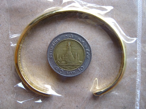 กำไรข้อมือฝังเพชร เนื้อทองเหลือง หลวงพ่อเพี้ยน วัดเกริ่นกฐิน ปี 52