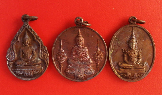 เหรียญพระแก้วมรกต 3 ฤดู ปี พ.ศ.2524 พิธีมหาพุทธาภิเษกครั้งยิ่งใหญ่ในรอบ 200 ปี บรรจุในกล่อง 3 องค์