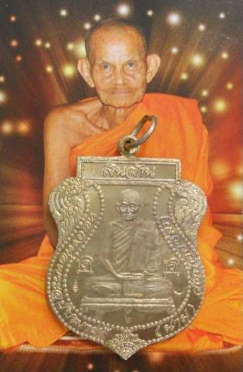 เหรียญเงินล้าน หลวงปู่นาม วัดน้อยชมภู่ เนื้ออัลปาก้าธรรมดา แต่หมายเลข 2 ครับ 