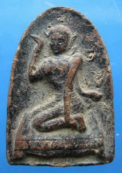 นางกวักเนื้อดินลงรักหลังยันต์ห้าฝังตะกรุดด้านบน หลวงพ่อเดิม วัดหนองโพ นครสวรรค์ ปี2482