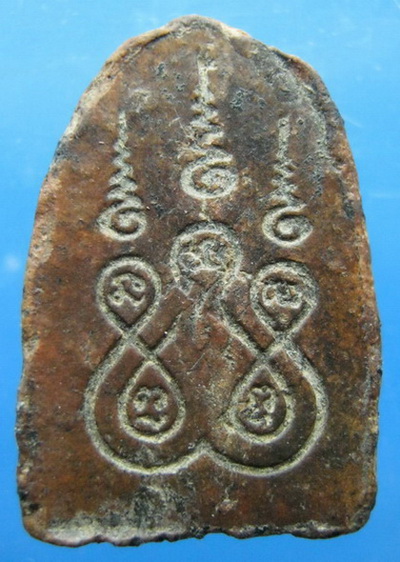 นางกวักเนื้อดินลงรักหลังยันต์ห้าฝังตะกรุดด้านบน หลวงพ่อเดิม วัดหนองโพ นครสวรรค์ ปี2482