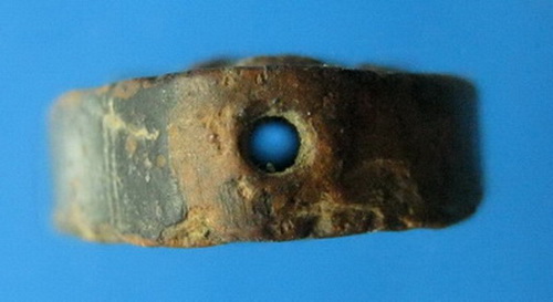 นางกวักเนื้อดินลงรักหลังยันต์ห้าฝังตะกรุดด้านบน หลวงพ่อเดิม วัดหนองโพ นครสวรรค์ ปี2482