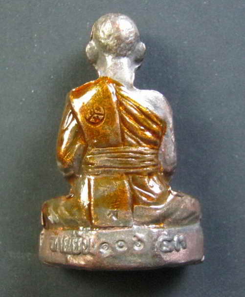 หลวงพ่อคูณ รูปเหมือนปั๊มอายุยืน วัดแจ้งนอก เนื้อนวะลงยา No.106