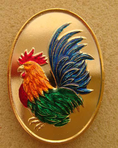 เหรียญไก่ฟ้าคู่บารมี เนื้อชุบทองลงยาสี หมายเลข172 หลวงปู่สรวง วัดถ้ำพรหมสวัสดิ์ จ.ลพบุรี