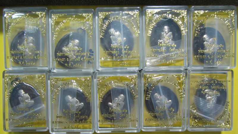 เหรียญทองแดงหน้ากากอาปาก้า พ่อ ท่านเขียว วัดห้วยเงาะ รุ่นกิตติคุโณ จำนวน 10 เหรียญพร้อมกล่อง 