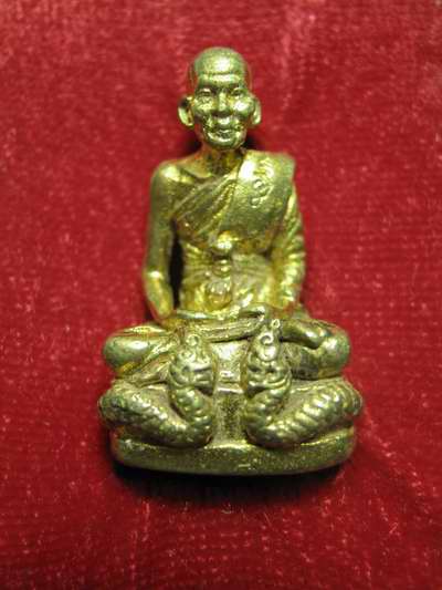 รูปเหมือน นั่งพญานาค หลวงปู่คำพัน ปี42 เนื้อทองฝาบาตร กล่อ งเดิม 