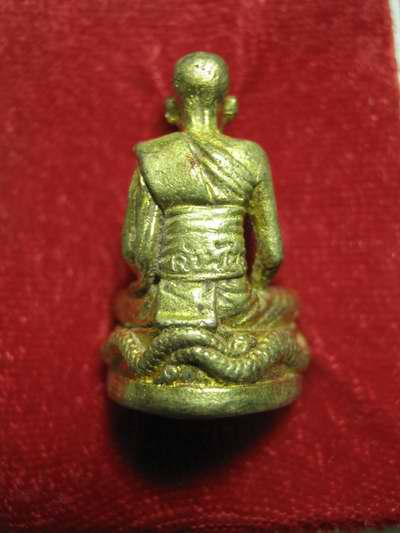รูปเหมือน นั่งพญานาค หลวงปู่คำพัน ปี42 เนื้อทองฝาบาตร กล่อ งเดิม 