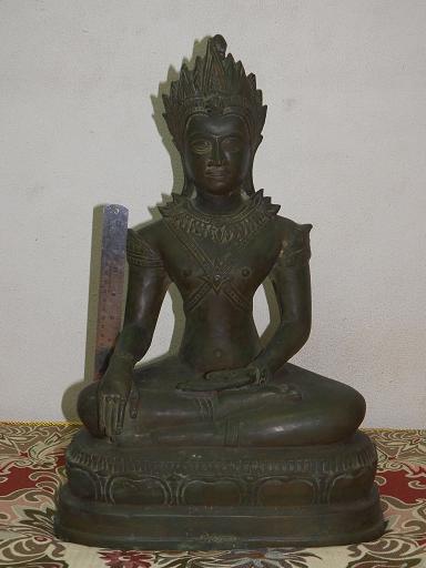 พระพุทธรูปทรงเครื่องครับ หน้าตัก11นิ้วสูง21นิ้วครับ