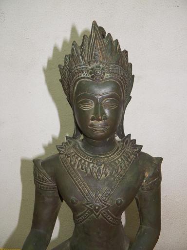พระพุทธรูปทรงเครื่องครับ หน้าตัก11นิ้วสูง21นิ้วครับ