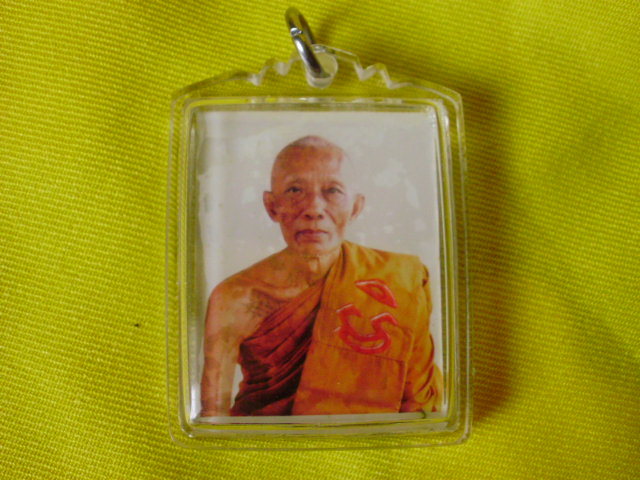 หลวงพ่อสาคร รูปอัดกระจกแปะจีวร หลังจาร 99 บาท