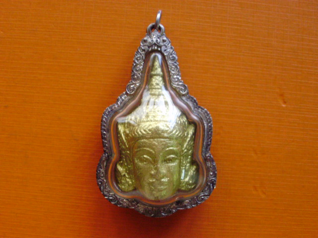 หลวงปู่กาหลง พระลักษณ์หน้าทอง ลงรักปิดทอง หน้าหลัง เลี่ยมกรอบเงินพร้อมใช้ ถอดจากคอครับ