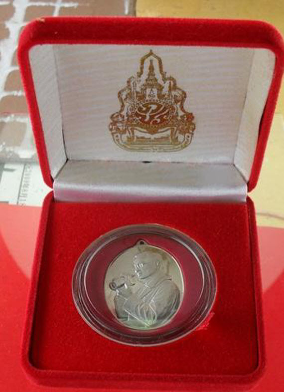 เหรียญในหลวงทรงกล้อง เนื้อเงิน ฉลองสิริราชสมบัติครบ ๖๐ ปี พศ.2549