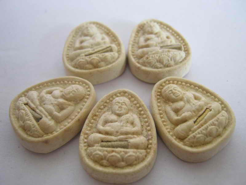 ((ช่วยอุตุหนุนคนบ้านน้ำท่วม))เปิดใจ100บาทพระสังจายหลาวงพ่อคูณ5องค์ค่ะ