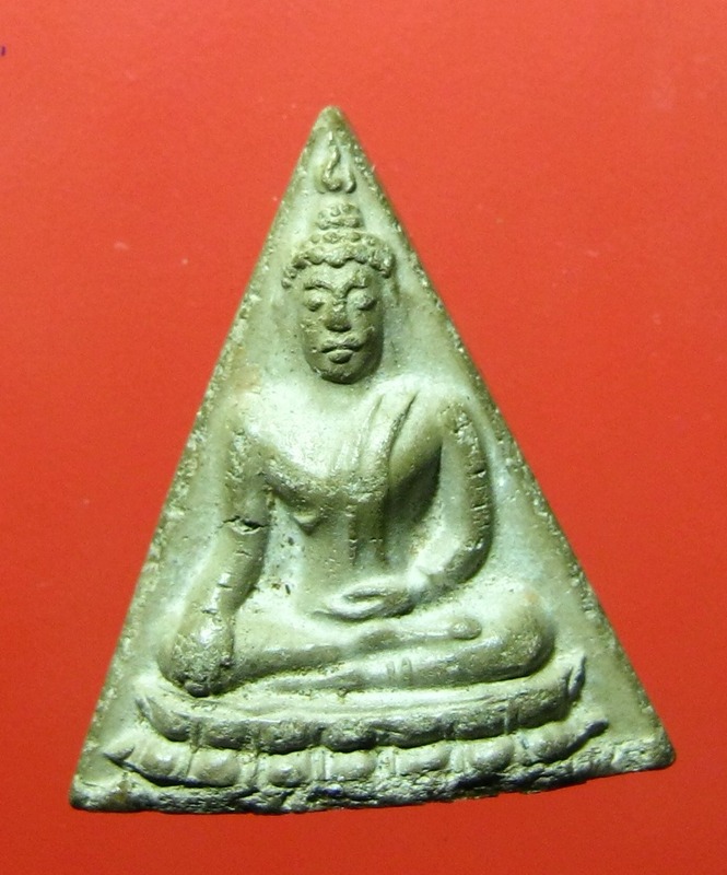 พระนางพญาเนื้อผง หลังยันต์ ไม่ทราบที่ 100บาท