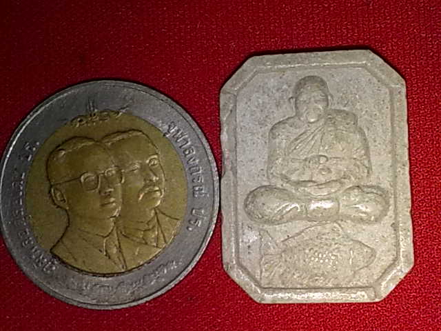 หลวงปู่ทิม วัดพระขาว อยุธยา   รูปเหมือนเนื้อผงเต็มองค์ ขี่ปลา หลังฝังพลอย   ด้านหน้าตอกโค๊ดครับ 