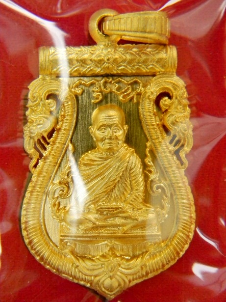 เสมาฉลุลายยกองค์ รุ่นมหามงคล ( เนื้อบรอนซ์นอกชุบทอง ) หลวงพ่อจรัญ วัดอัมพวัน # หมายเลข ๒๘๔๓ #