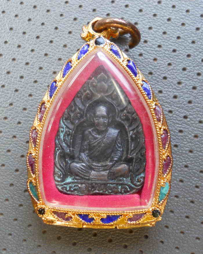 เหรียญหล่อรุ่นพิเศษ หลวงพ่อมุม วัดปราสาทเยอเหนือ ปี2520 เนื้อโลหะผสมเลี่ยมสวยเดิม