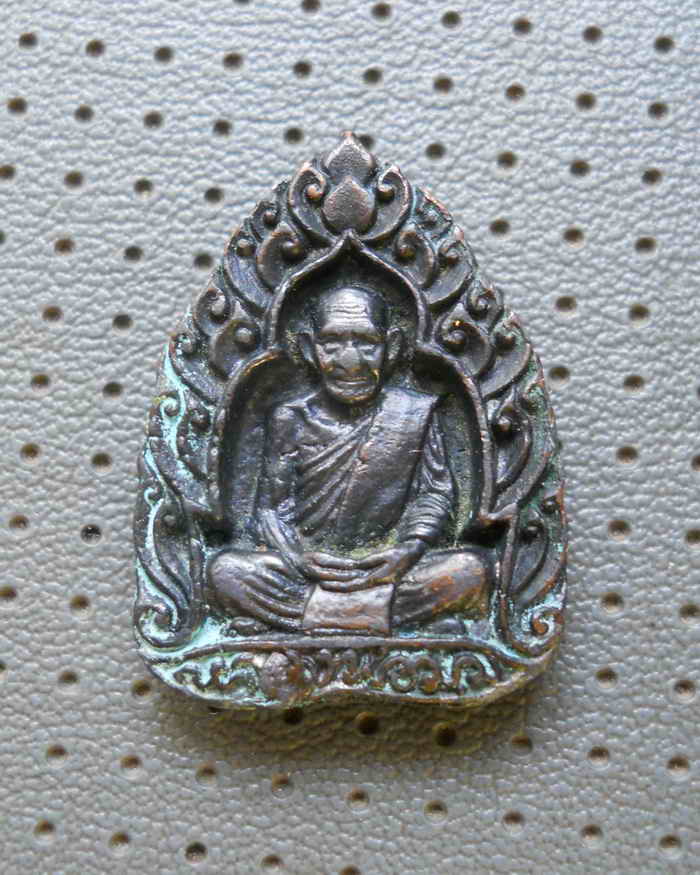เหรียญหล่อรุ่นพิเศษ หลวงพ่อมุม วัดปราสาทเยอเหนือ ปี2520 เนื้อโลหะผสมเลี่ยมสวยเดิม