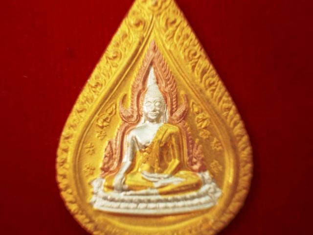 @ เคาะเดียวครับ เหรียญหยดน้ำ พระพุทธชินราช สามกษัตริย์ รุ่นปิดทอง ปี 2547