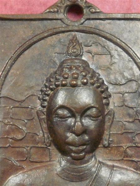 เหรียญหลวงพ่อผาเงา วัดพระธาตุผาเงา รุ่นแรก ปี 2520 เนื้อทองแดงสภาพสวยเดิมๆน่าบูชาครับ 
