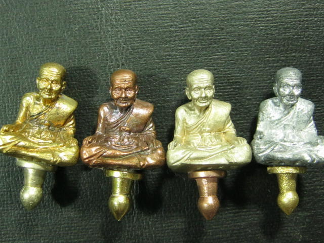 ลป.ทวด พิมพ์ยอดธง ชุดกรรมการ 4 เนื้อ พ่อท่านเขียว วัดห้วยเงาะ.....4 องค์ กล่องเดิม.....ชุด 4