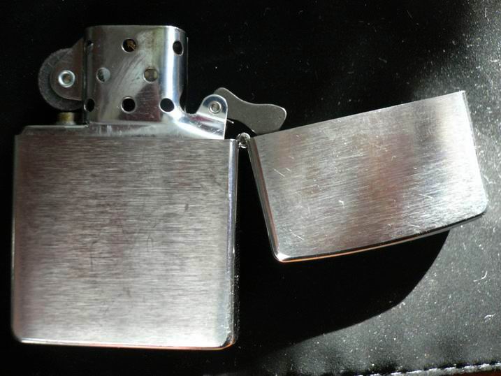 zippo 08 แท้ usa. สภาพเกือบ 100 % ไม่แพงครับ