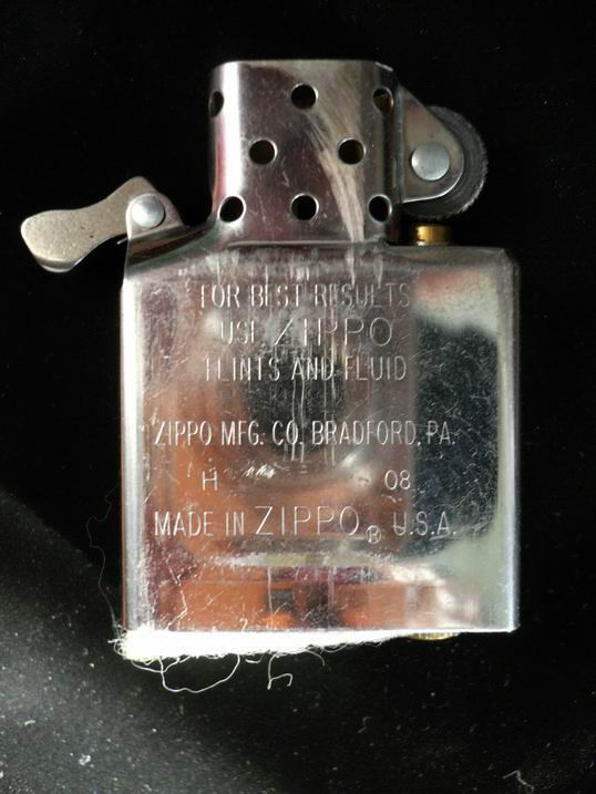 zippo 08 แท้ usa. สภาพเกือบ 100 % ไม่แพงครับ