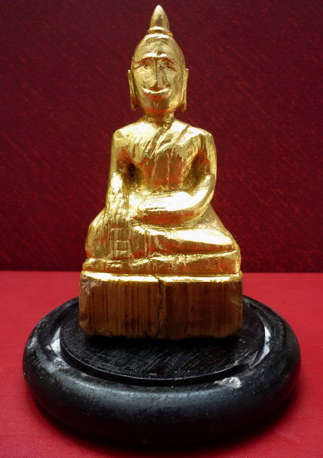 พระพุทธรูปเนื้อไม้แกะ ปางมารวิชัย สมัยอยุธยา ขนาดฐาน ๔.๘ สูง ๙.๙ เซนติเมตร