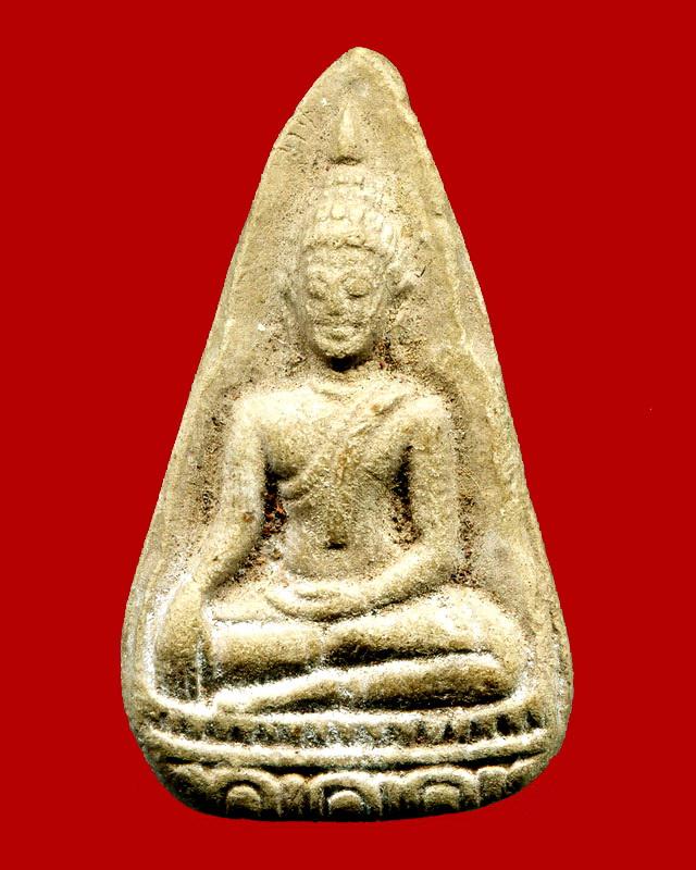 ถูกสุด สะดุดใจ...พระพุทธสามเหลี่ยม ไม่ทราบที่ เนื้อดิน หลังจารเปียก ขนาดประมาณ 2 * 3.5 ซม.