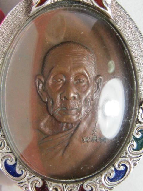 เหรียญหลวงปูสี วัดถ้ำเขาบุญนาค พิมพ์หน้าแก่ ปี2519 เลี่ยมเงินลงยา
