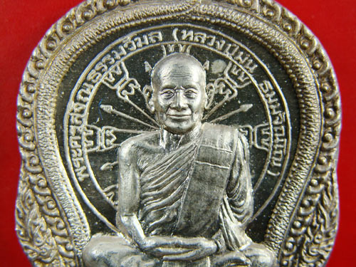 เหรียญนั่งพานหลวงปู่ม่น วัดเนินตามาก เนื้อเงิน ปี๒๕๓๗ หมายเลข ๙๔๘๘ (((เคาะเดียว)))