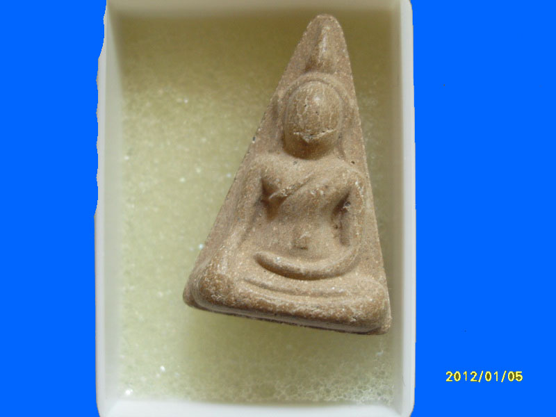 พระนางพญาเนื้อดินผสมผง ไม่ทราบที่ครับ เหมือนเดิมครับรอบนี้เริ่ม20บาท PR.008