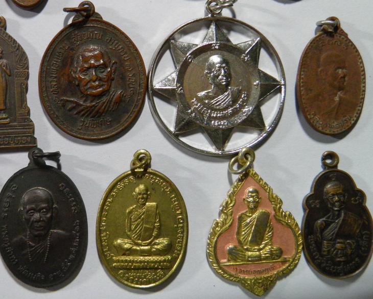 เหมาเหรียญ 15 เหรียญ   พระสะสมเก่าเก็บ บางเหรียญเช่าเป็นร้อย ครับ  เยอะๆเลยนำมาแบ่งลง   ชุดที่ 1 