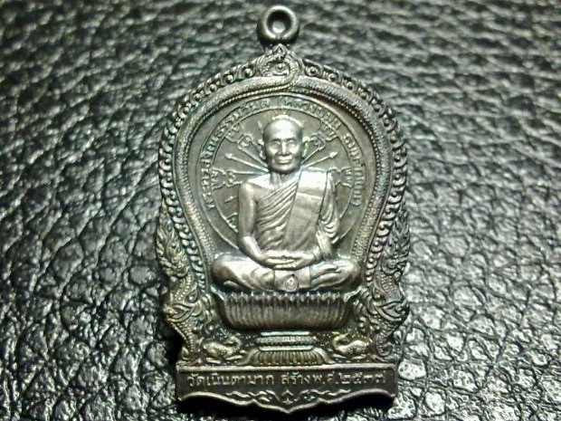เหรียญนั่งพาน(เนื้อเงิน) หลวงปู่ม่น รุ่นเมตตา ปี 2537สวยสวย พร้อมกล่องครับ