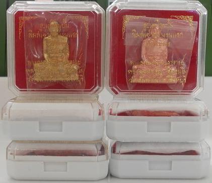 หลวงพ่อจรัญ ลอยองค์รูปปั๊มเหมือน พิมพ์เข่ากว้าง เนื้อทองระฆัง 3 องค์ + ทองแดง 3 องค์ 