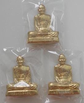 หลวงพ่อจรัญ ลอยองค์รูปปั๊มเหมือน พิมพ์เข่ากว้าง เนื้อทองระฆัง 3 องค์ + ทองแดง 3 องค์ 