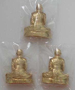 หลวงพ่อจรัญ ลอยองค์รูปปั๊มเหมือน พิมพ์เข่ากว้าง เนื้อทองระฆัง 3 องค์ + ทองแดง 3 องค์ 