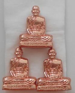 หลวงพ่อจรัญ ลอยองค์รูปปั๊มเหมือน พิมพ์เข่ากว้าง เนื้อทองระฆัง 3 องค์ + ทองแดง 3 องค์ 