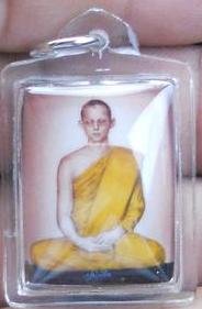 หายาก ล็อกเก็ตในหลวงทรงผนวช หลังพระจิตรลดาองค์เล็กปัดทอง เลี่ยมพร้อมใช้ ไม่มีให้เห็นกันบ่อยๆนะครับ