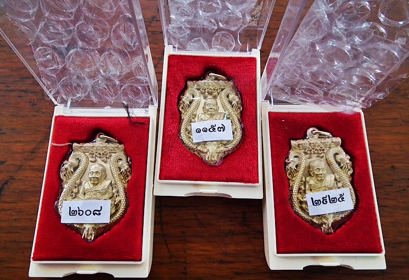 3 เหรียญไม่แพงเหรียญเสมาฉลุ 8 รอบ พ่อท่านพรหม "ทองระฆัง"เหรียญสวย จมูกโด่งทุกองค์ครับ