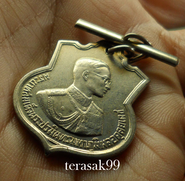 *-* เหรียญในหลวงครบ3รอบ ปี2506 มีเข็มกลัด ตอกโค๊ต "สว." สวยๆ (1) *-*