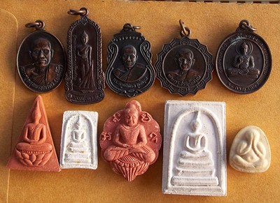 รวมพระเครื่อง 50 องค์ เหมาไปเลยครับ  ......B80