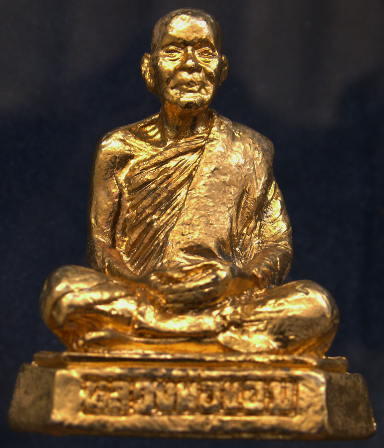 รูปเหมือนหลวงพ่อขอม วัดไผ่โรงวัว ตั้งหน้ารถ หน้าตัก 1 นิ้ว ฐาน 1.5 นนิ้ว สูงเกือบ 2 นิ้ว