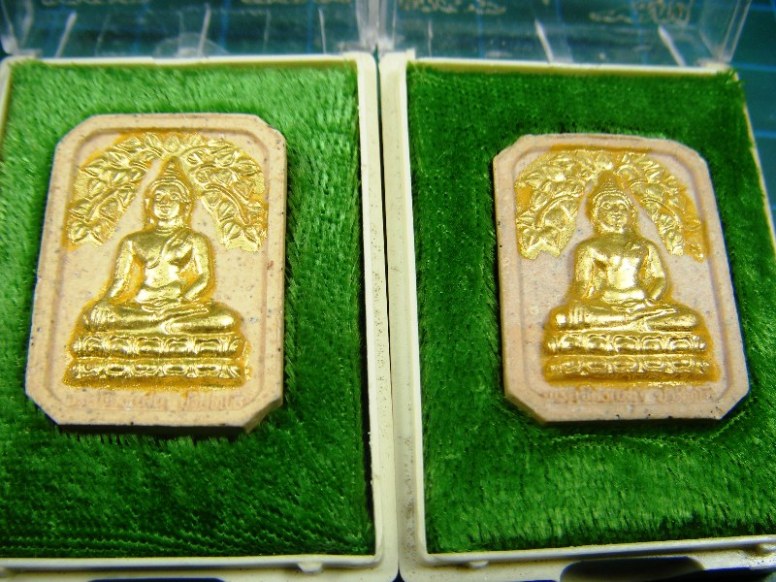 หลวงพ่อคูณ พระผงเชียงแสนปรกโพธิ์ รุ่น คูณทรัพย์แสนล้าน ปี ๒๕๓๘ 2 องค์